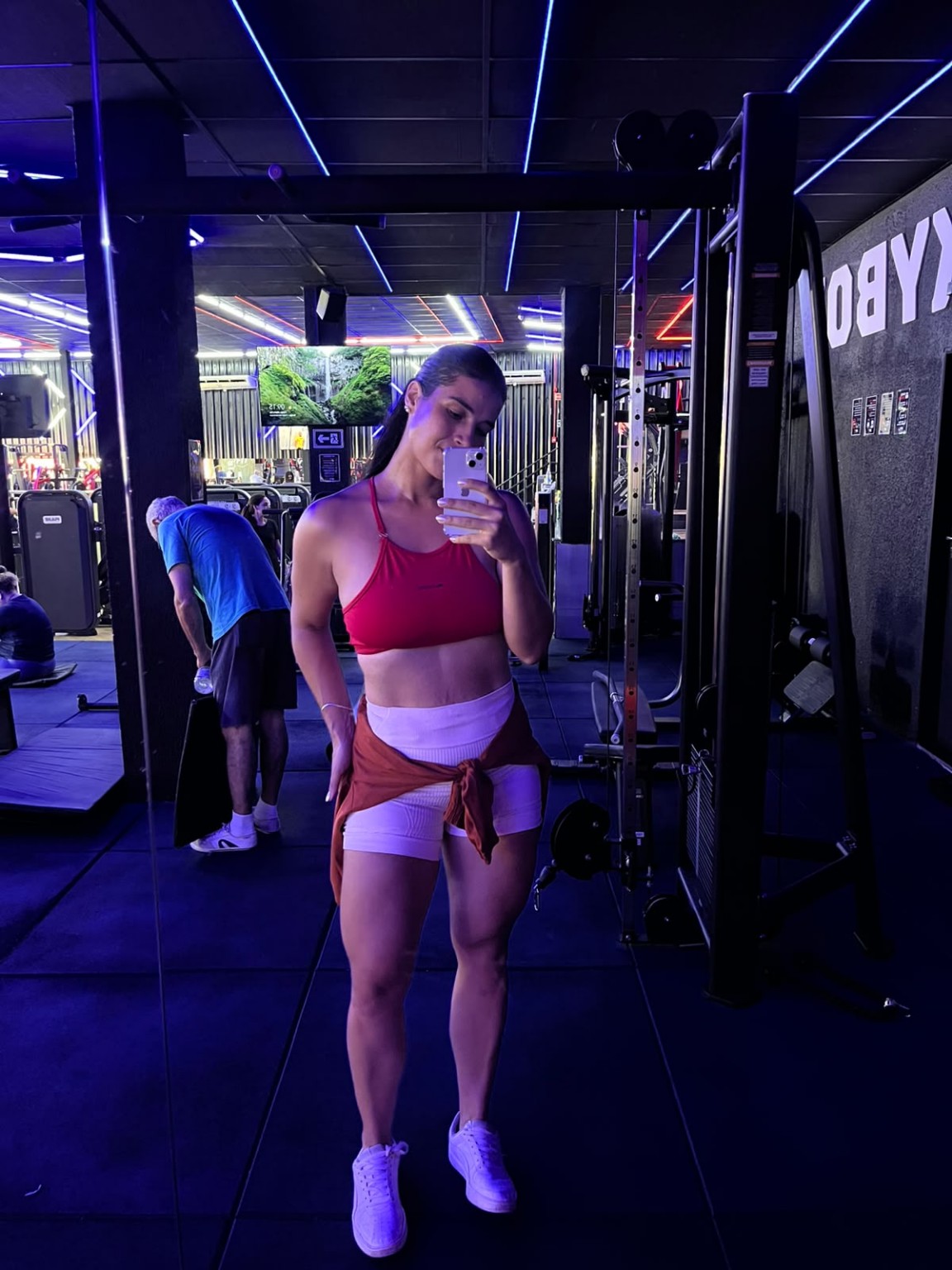 Gabi Mota na academia, usando top vermelho