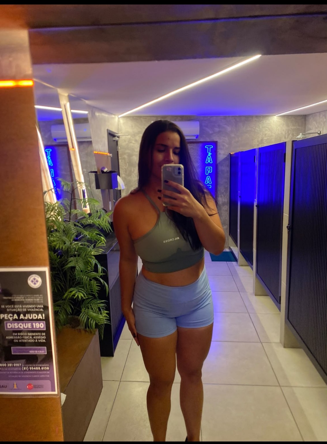 Gabi Mota na academia, usando conjunto azul