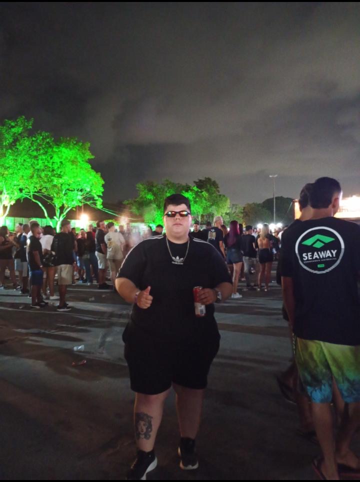 Dayane antes, de camiseta preta em um evento ao ar livre
